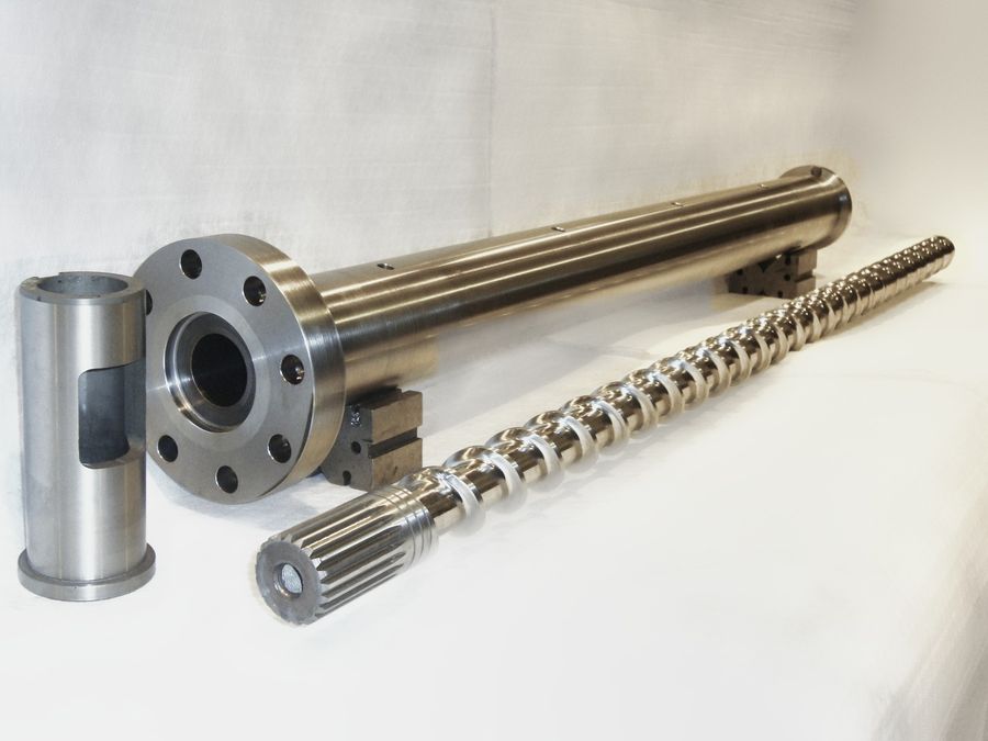 Screw with its matching barrel and flange